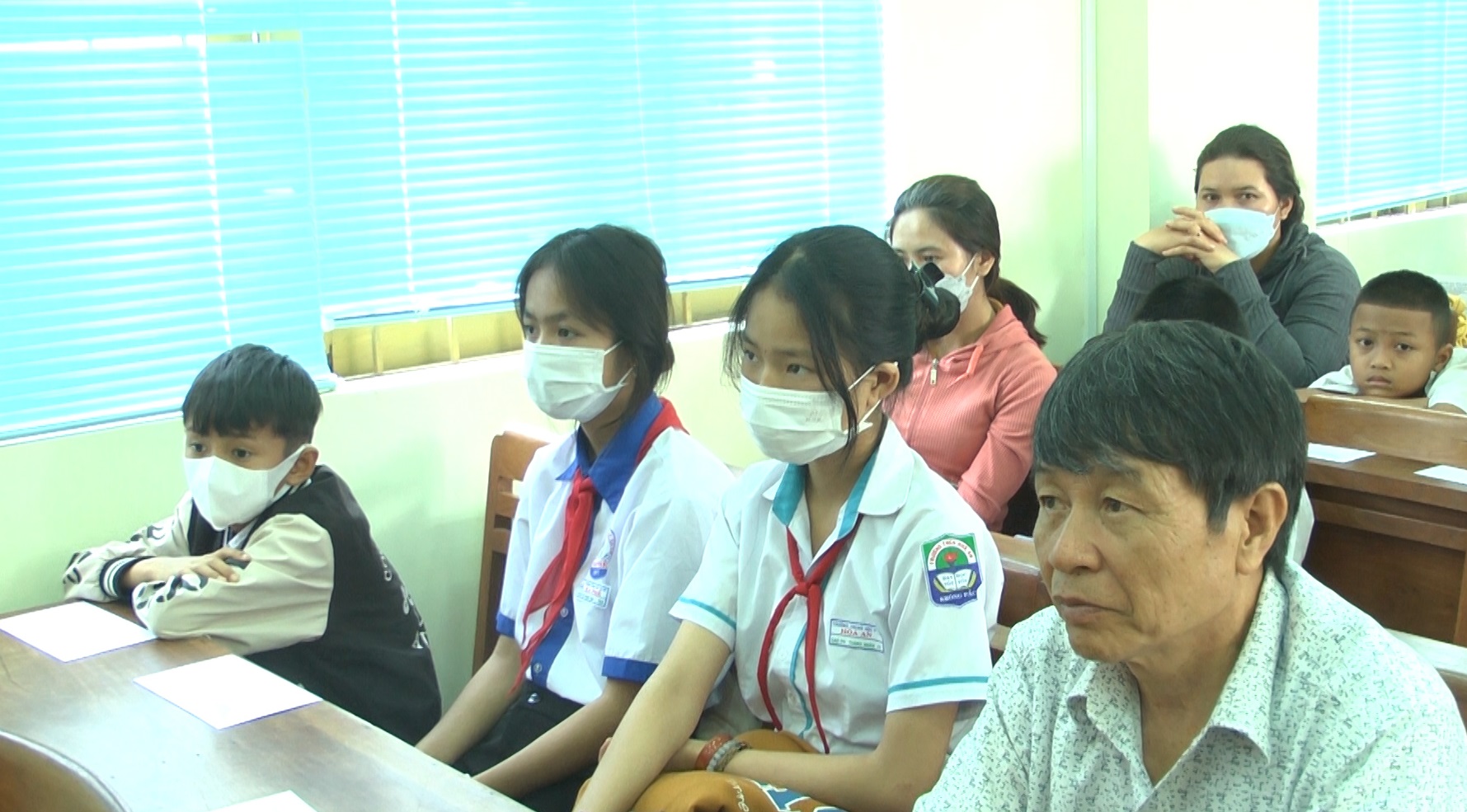 hình ảnh đại biểu là học sinh trao học bổng